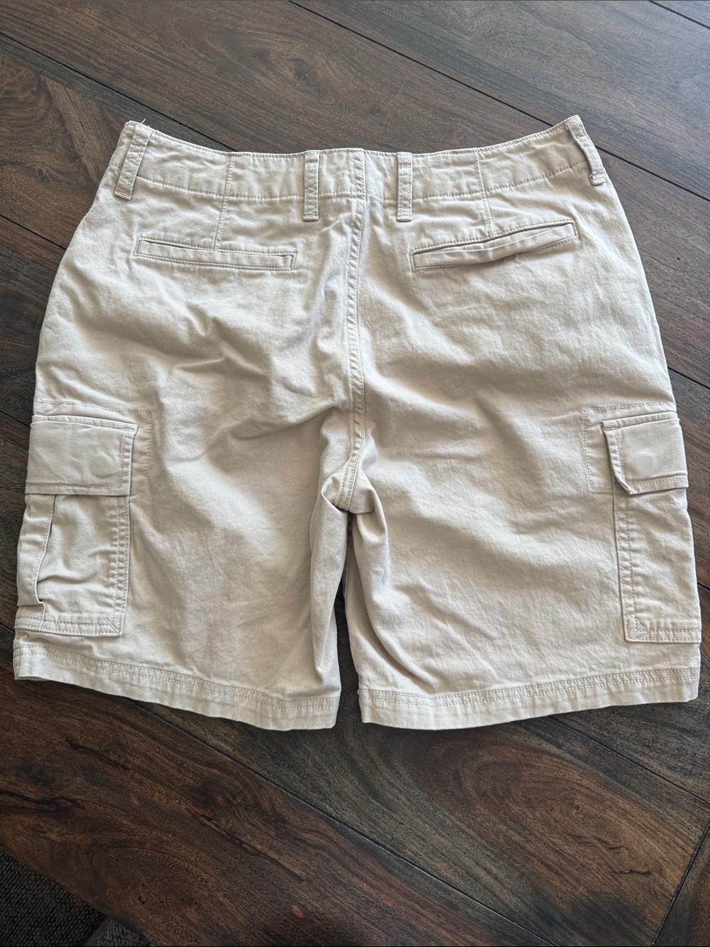 Old Navy Men's Cargo Lived-In Straight Shorts in Beige. Size: 34 - Picture 2 of 7